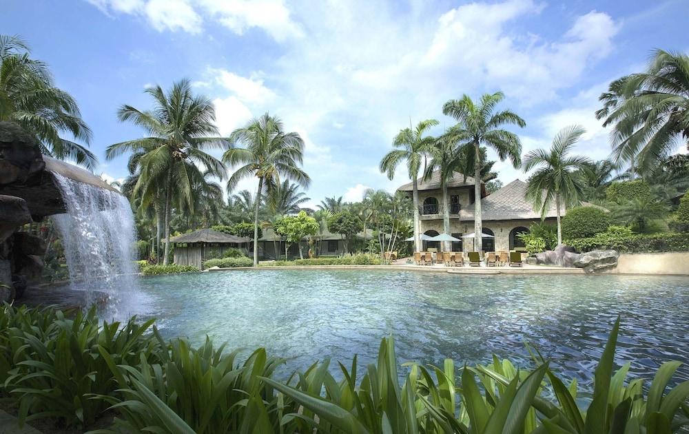 Cyberview Resort & Spa Cyberjaya Eksteriør bilde The swimming pool at the resort